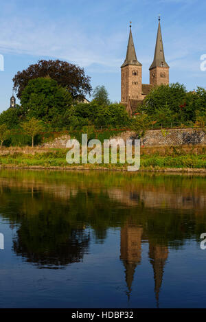 Anzeigen von Höxter mit Weser und der lutherischen Kirche St. Kilian, Nordrhein-Westfalen, Deutschland Stockfoto