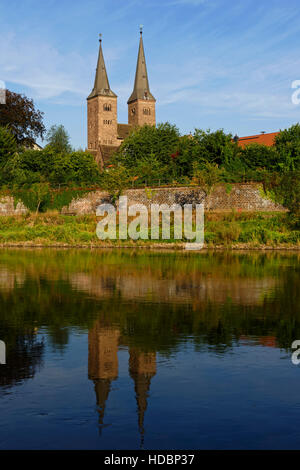 Anzeigen von Höxter mit Weser und der lutherischen Kirche St. Kilian, Nordrhein-Westfalen, Deutschland Stockfoto