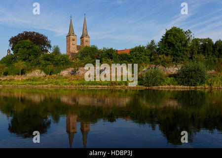 Anzeigen von Höxter mit Weser und der lutherischen Kirche St. Kilian, Nordrhein-Westfalen, Deutschland Stockfoto