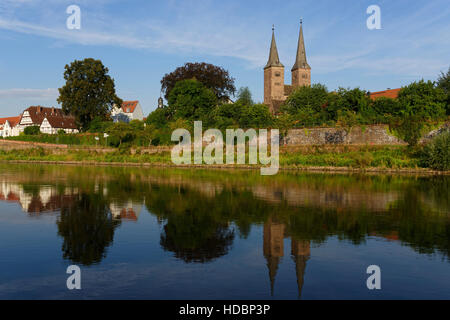 Anzeigen von Höxter mit Weser und der lutherischen Kirche St. Kilian, Nordrhein-Westfalen, Deutschland Stockfoto