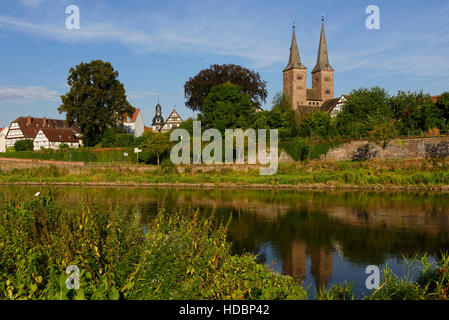 Anzeigen von Höxter mit Weser und der lutherischen Kirche St. Kilian, Nordrhein-Westfalen, Deutschland Stockfoto