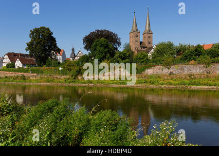 Anzeigen von Höxter mit Weser und der lutherischen Kirche St. Kilian, Nordrhein-Westfalen, Deutschland Stockfoto