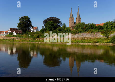 Anzeigen von Höxter mit Weser und der lutherischen Kirche St. Kilian, Nordrhein-Westfalen, Deutschland Stockfoto