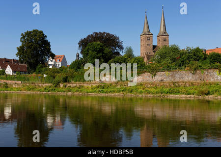 Anzeigen von Höxter mit Weser und der lutherischen Kirche St. Kilian, Nordrhein-Westfalen, Deutschland Stockfoto