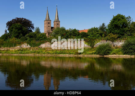 Anzeigen von Höxter mit Weser und der lutherischen Kirche St. Kilian, Nordrhein-Westfalen, Deutschland Stockfoto