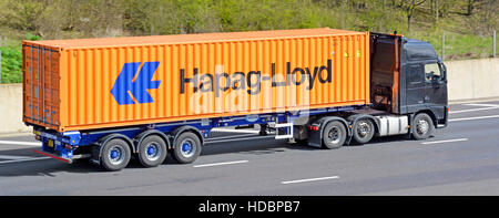 Transport von Hapag Lloyd in voller Länge Transportbehälter transportiert auf bewegliche Anhänger mit unmarkierten LKW LKW auf English UK Autobahn Logistik Stockfoto