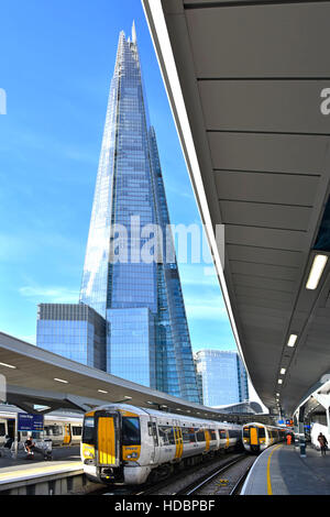 Der Shard London Wahrzeichen Wolkenkratzer bauen Turm erhebt sich über dem renovierten London Bridge Pendler Zug Bahnhof Bahnsteig England UK Stockfoto