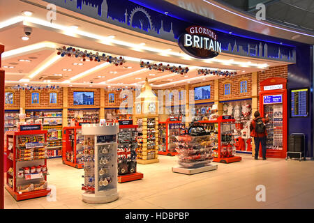 Stansted Airport London Einkaufen bei Glorious Britain Geschenk & Souvenir Spielzeug Shop neben Abfahrt Lounge Flughafen-terminal Gebäude innen England-Vereinigtes Königreich Stockfoto