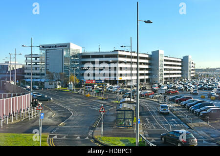 Flughafen Edinburgh Ingliston Zufahrtsstraßen zum mehrstöckigen Parkhaus und belebten Außenparkplatz an schottischen Luftverkehrseinrichtungen Schottland Großbritannien Stockfoto