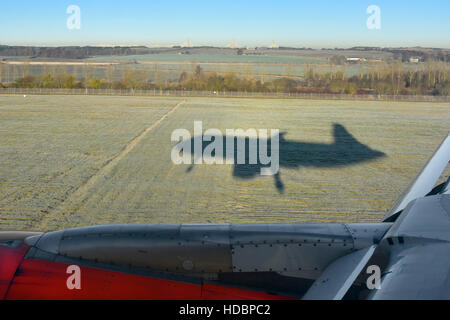 Flugzeug Landung Flughafen Edinburgh Schottland uk Ebene Schatten auf Frost bedeckt aus Fahrgastsicht Fenster der cowling Easy Jet-Engine schottischen Ackerland Stockfoto