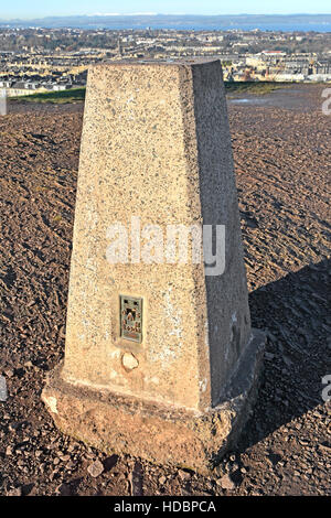 Ordnance Survey schottischen Beton Obelisk einschließlich benchmark-BM83006 verwendet für die Vermessung positioniert an Spitze des Carlton Hill in Edinburgh Schottland, Vereinigtes Königreich Stockfoto