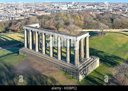 Blick hinunter auf unvollständige Scottish National Monument of Scotland auf Carlton Hill Edinburgh uk urbane Landschaft jenseits Spätherbst Stockfoto