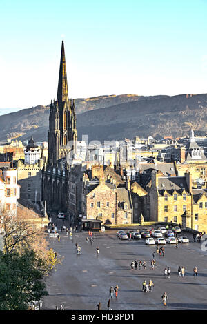 Altstadt von Edinburgh uk mit dominanten "redundant" Kirche & Turm, jetzt Büros & mehr für das Edinburgh International Festival (mehr Infos in der Beschreibung) Stockfoto