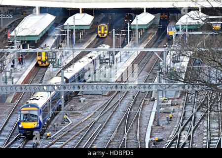 Bahnhof im Stadtzentrum von Edinburgh Waverley, der von Network Rail mit Bahnsteigen betrieben wird, gleicht Züge an einem kalten, frostigen Schottland-Novembertag in großbritannien Stockfoto