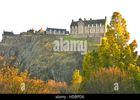 Schottische Burg Edinburgh Castle Schottland UK und vulkanische Felswand mit späten Nachmittag Herbstsonne auf Bäumen Stadtlandschaft Stadt Stadtzentrum Stockfoto