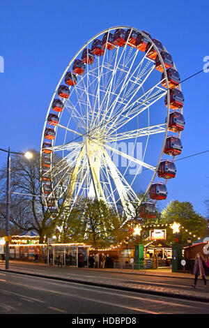 Schottische Edinburgh New Town Schottland UK europäische Weihnachtsmarkt und Messegelände fahren Eingang auf Princes Street große Riesenrad Dämmerung Himmel Stockfoto