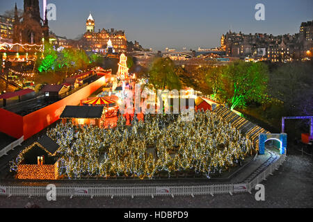 Schottische Edinburgh Weihnachtsmarkt und Messegelände Szene im Osten die Princes Street Gardens neben dem Scott Monument Stadtzentrum Schottland Großbritannien Stockfoto