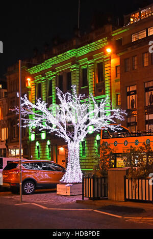 Beleuchtete Gebäude & Edinburgh christmas street Szene, in der George Street in der New Town von Edinburgh, Schottland, UK Open Top Bus vorbei an Stockfoto