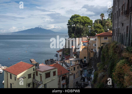 Schöne Aussicht auf die Bucht von Neapel und Vesuv, Sorrent, Kampanien, Süditalien, Europa Stockfoto