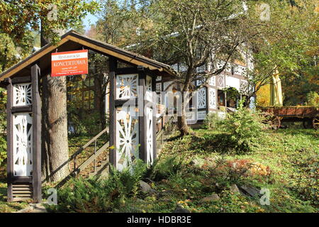 KRYNICA ZDRÓJ, POLEN - 13. OKTOBER 2016. Famous Koncertowa Restaurant in der historischen Stadt Zentrum von Krynica Zdroj. Stockfoto