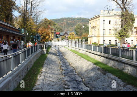 KRYNICA ZDRÓJ, POLEN - 13. OKTOBER 2016. Fluss in der historischen Stadt Zentrum von Krynica Zdroj. Stockfoto