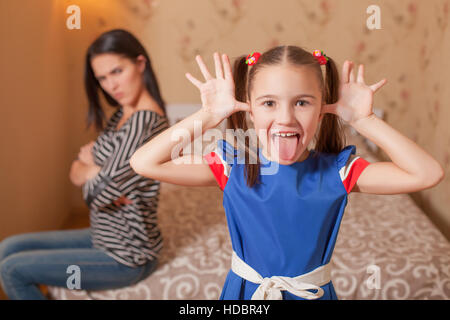 Kind macht lustige Gesichter. Stockfoto