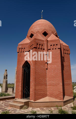 Red Brick Mausoleum am Straßenrand muslimischen Friedhof in der Nähe von Shelek Kasachstan Stockfoto