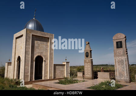 Marmor-Mausoleum Granit Grabsteine am Straßenrand muslimischen Friedhof in der Nähe von Shelek Kasachstan Stockfoto