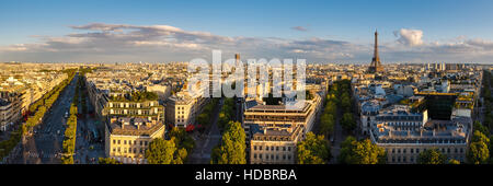 Blick auf Dächer und Straßen von Paris bei Sonnenuntergang im Sommer. Von links nach rechts: Iéna, Champs-Elysées und Avenue Marceau. Frankreich Stockfoto
