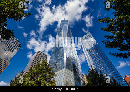 Eins und sieben World Trade Center Wolkenkratzer mit einer blauen Morgenhimmel. Manhattan, New York City Stockfoto