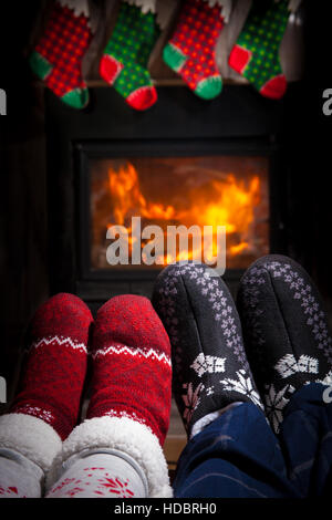 Zwei paar verzierte Socken - Weihnachten Familienkonzept Stockfoto