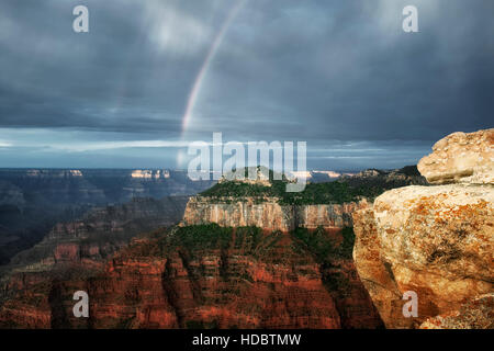 Sonne erstellen Sie Pausen und Weitergabe Duschen an der ersten Ampel dieses Regenbogens mit Blick auf die North Rim von Arizona Grand Canyon National Park. Stockfoto