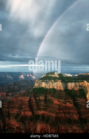 Sonne erstellen Sie Pausen und Weitergabe Duschen an der ersten Ampel dieses Regenbogens mit Blick auf die North Rim von Arizona Grand Canyon National Park. Stockfoto