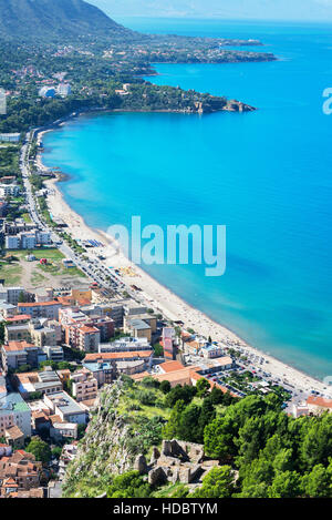 Blick auf den Sandstrand von La Rocca, Cefalu, Sizilien, Italien Stockfoto