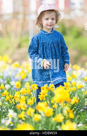 Kleines Mädchen, ein Spaziergang durch eine Blumenwiese der Narzissen, Bodensee, Deutschland Stockfoto