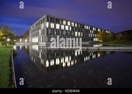 Bundes-Arbeitsgericht Bundesarbeitsgericht spiegelt sich im Teich, Nacht-Szene, Erfurt, Thüringen, Deutschland Stockfoto