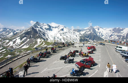 Bergpanorama hinter dem Parkplatz auf Mt Edelweiss-Spitze, alpinen Hochgebirge Großglockner Straße, Nationalpark Hohe Tauern Stockfoto