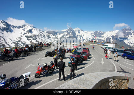 Bergpanorama hinter dem Parkplatz auf Mt Edelweiss-Spitze, alpinen Hochgebirge Großglockner Straße, Nationalpark Hohe Tauern Stockfoto