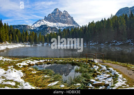 Erster Schnee am See Antorno, Lago Antorno mit Monte Piana, Sextener Dolomiten, Auronzo di Cadore, Südtirol, Alto Adige, Italien Stockfoto