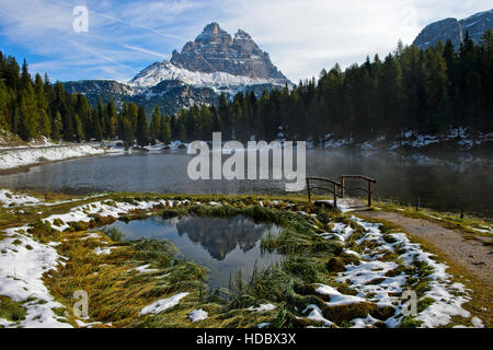 Erster Schnee am See Antorno, Lago Antorno mit Monte Piana, Sextener Dolomiten, Auronzo di Cadore, Südtirol, Alto Adige, Italien Stockfoto