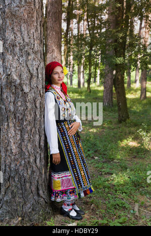 Junge Frau posiert in bulgarische Tracht Stockfoto