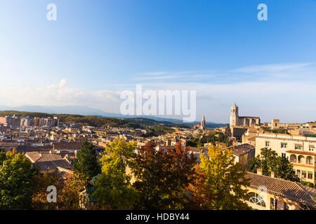 Das mittelalterliche Viertel von Gerona mit Glockenturm der Kathedrale Santa Maria im Hintergrund. Blick von der Forca Vella. Gerona, Costa Brava, Katalonien, Spai Stockfoto