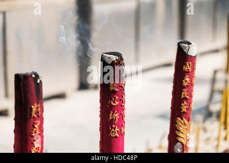 Nahaufnahme von drei großen Räucherstäbchen Rauchen bei dem Hauptschrein Po Lin Kloster Lantau Insel Hongkong Asien Stockfoto