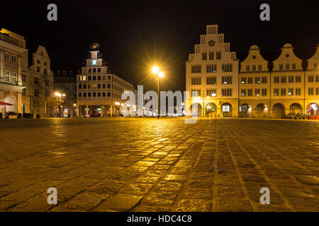 Blick auf einen Platz in Rostock, Deutschland, in der Nacht Stockfoto