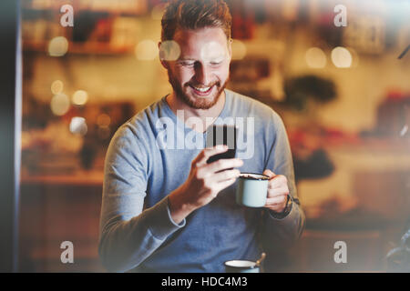 Fröhliche Geschäftsmann, trinken Kaffee im café Stockfoto