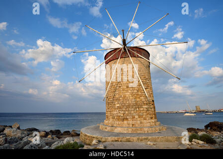 Historische Windmühle im Mandraki Hafen auf der Insel Rhodos in Griechenland Stockfoto