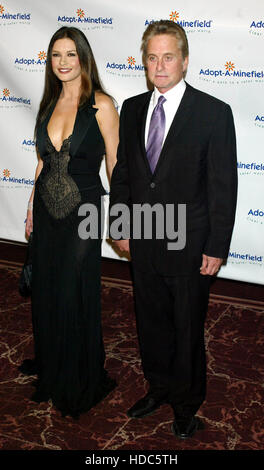 Schauspielerin Catherine Zeta-Jones und ihr Ehemann Michael Douglas beim 3. Jährlichen Adoption-A-Minefield Benefit in Los Angeles am 23. September 2003. Foto: Francis Specker Stockfoto