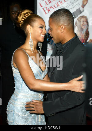 Die Schauspieler Beyonce Knowles, Left und Cuba Gooding, Jr. umarmen sich während der Filmpremiere 'The Fighting Temptations' in Hollywood, am Donnerstag, 17. September 2003. Foto von Francis Specker Stockfoto