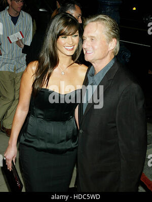 Catherine Zeta-Jones und ihr Ehemann Michael Douglas bei der Weltpremiere der Intolerable Cruelty an der Academy of Motion Picture Arts and Sciences in Beverly Hills am Dienstag, 30. September 2003.  Bildnachweis: Francis Specker Stockfoto