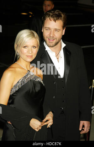 Schauspieler Russell Crowe und seine Frau Danielle Spencer kommen für die Premiere von Master and Commander an der Academy of Motion Picture Arts and Sciences in Los Angeles, Kalifornien auf Dienstag, 11. November 2003. Der Film, mit Russell Crowe, beginnt in den Vereinigten Staaten 14 November. Foto von Francis Specker Stockfoto